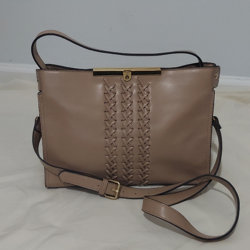 Nanete Lapore Crossbody Bag with Minimalist Design and Adjustable Strap